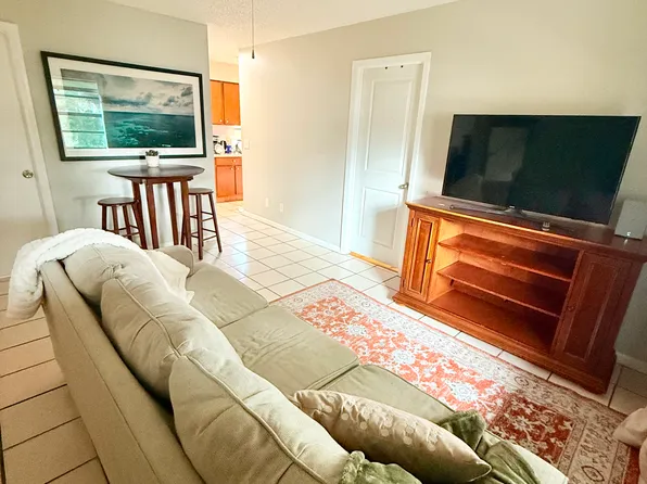 9402 N Semmes St, Tampa, FL 33612