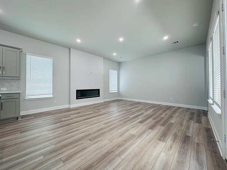 7017 Sunset Blvd — Photo 10