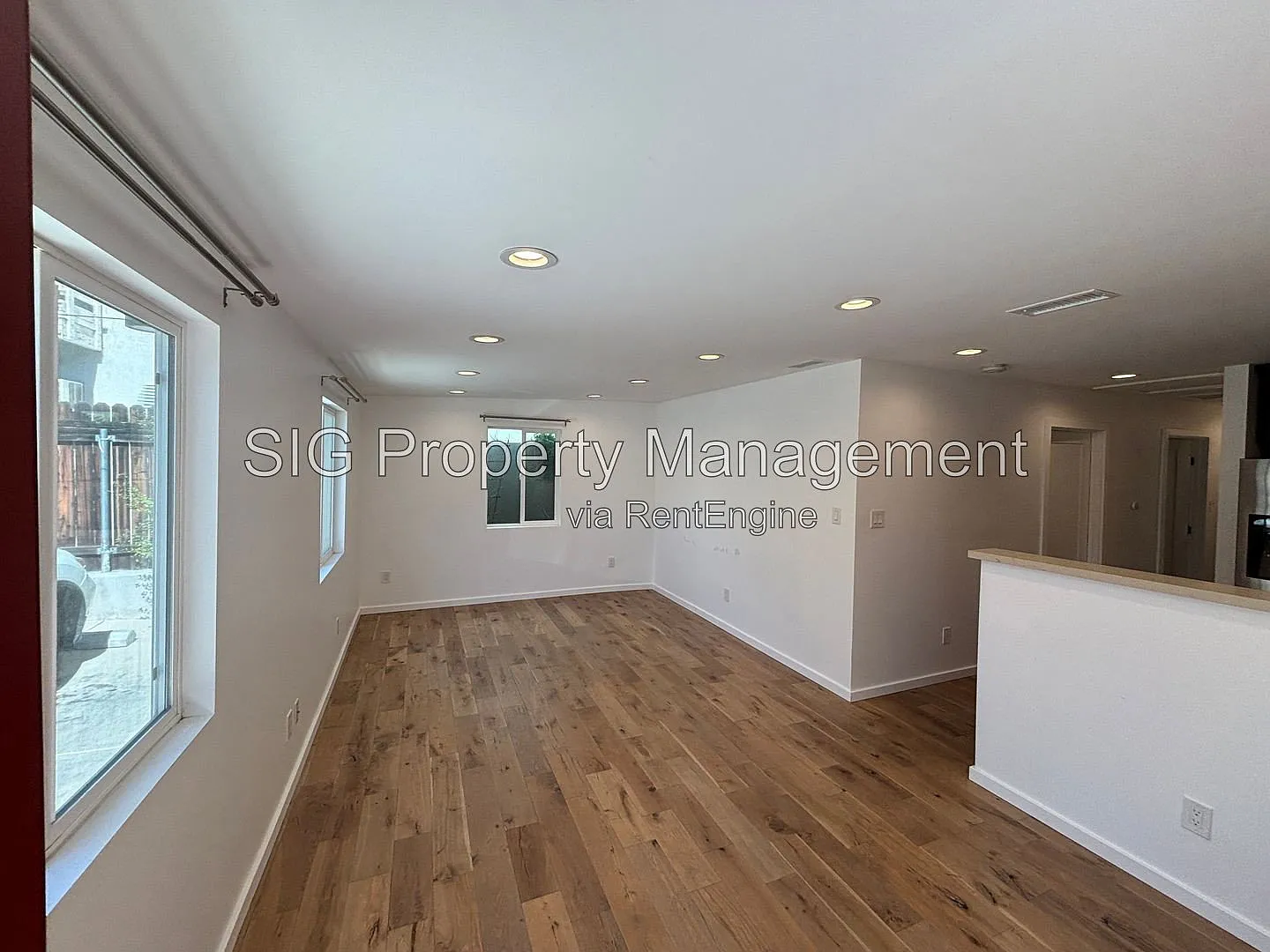 526 E Providencia Ave — Photo 2