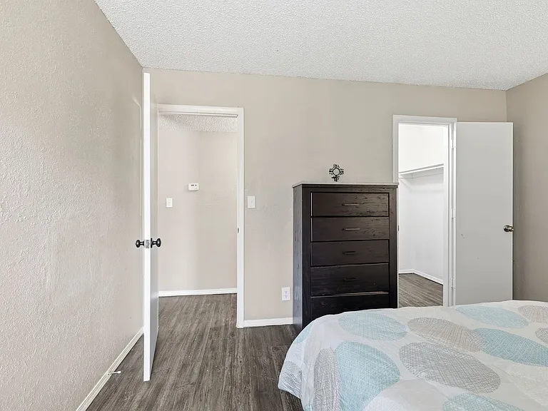 Woodland HIlls Apartments — Photo 18