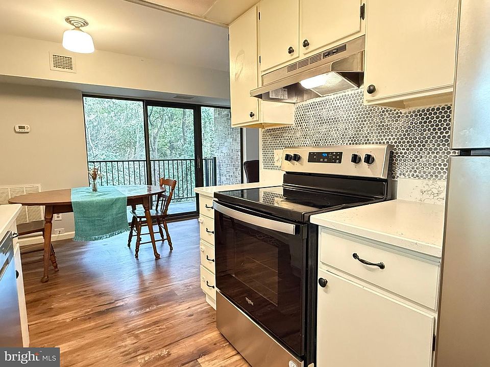 2nd image of 2239 Castle Rock Sq APT 12C