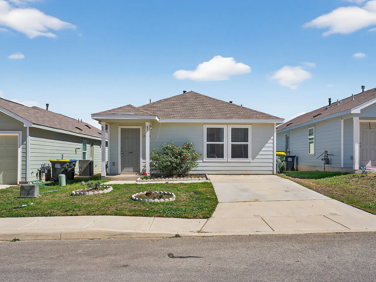 3 bed, 1225 sqft, $1,600 — Photo 1