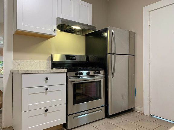 2nd image of 637-641 Dewey St #637
