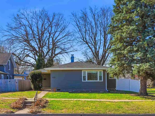 1009 E 2nd St, Washington, IA 52353