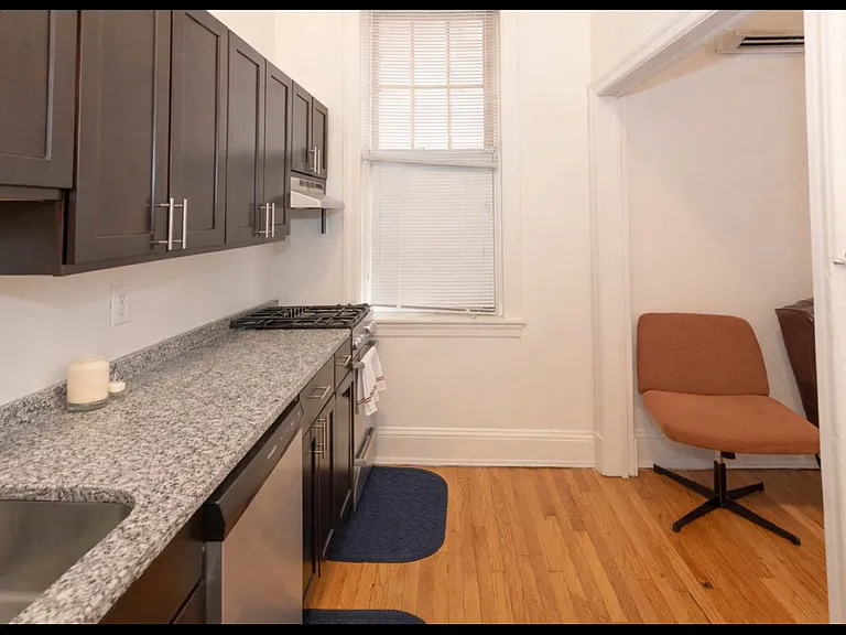 109 W Monument St #B — Photo 4