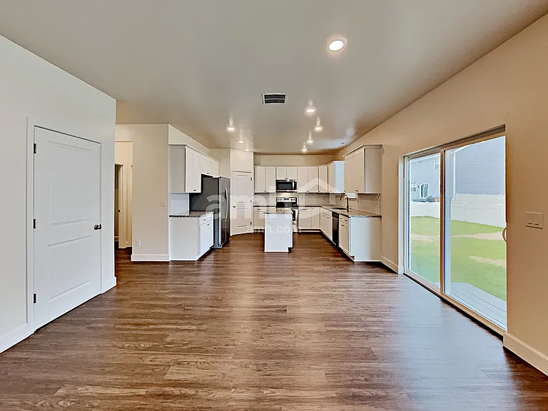 819 Grover Ct — Photo 5