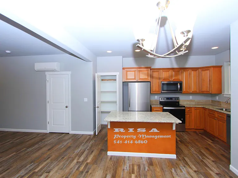 4185 Lancaster Dr NE — Photo 7