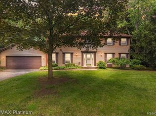 9172 Lake Crest Dr, Whitmore Lake, MI 48189