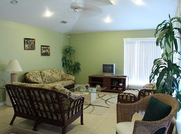3rd image of 228 W Hibiscus St
