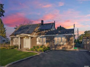 5 Mistletoe Ln, Levittown, NY 11756