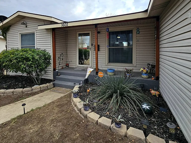 1602 Avenue E — Photo 1