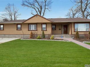 562 Dogwood Ave, Franklin Square, NY 11010