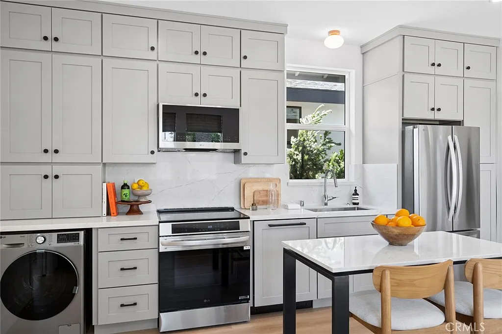2 bed, 750 sqft, $4,975 — Photo 3