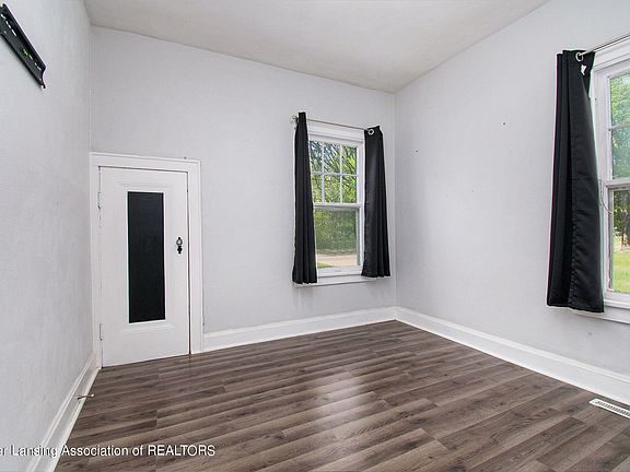 3rd image of 10 Fox Ave