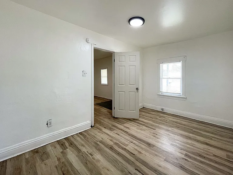 1523 E 4th Ave — Photo 6