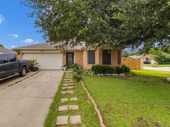 300 Comiskey Ct, Saginaw, TX 76179