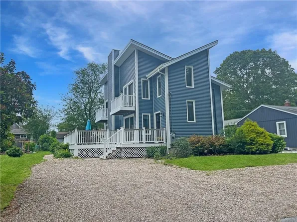 34 Beach Plum Rd, Narragansett, RI 02882