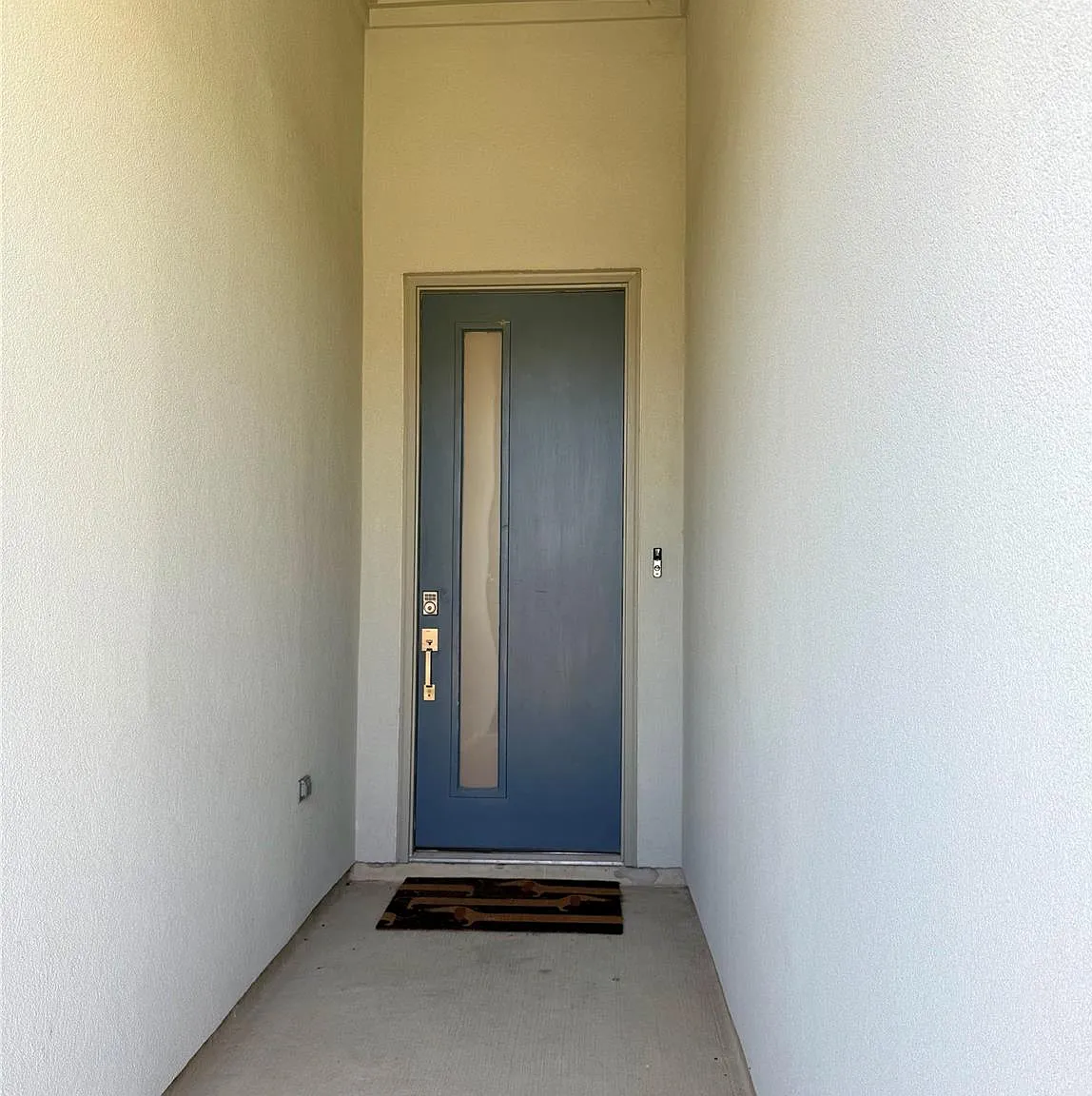 4 bed, 3.0 bath, 2303 sqft, $2,600 — Photo 4