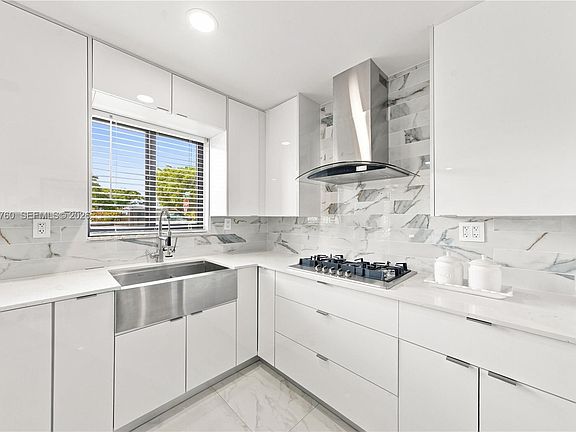 4th image of 10125 SW 84th St