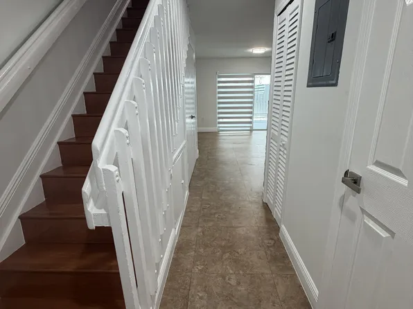 8055 NW 8th St APT 5, Miami, FL 33126