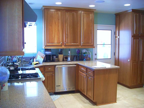 Gorgeous Remodeled Kitchen with Granite & stainless steel appl.