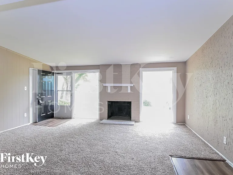 805 Robinwood Dr — Photo 5
