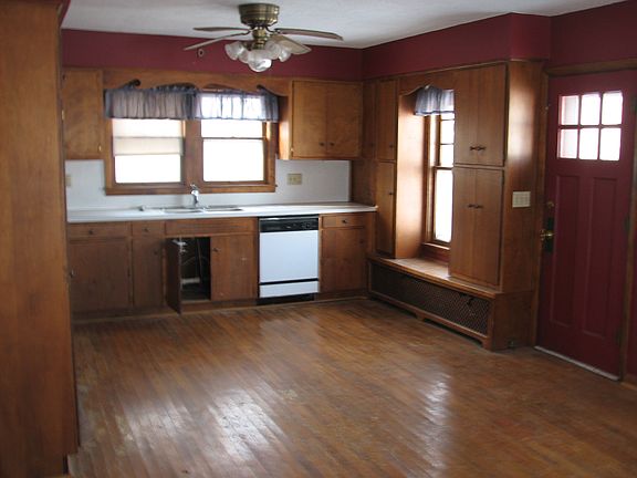 3rd image of 368 W Hilton St