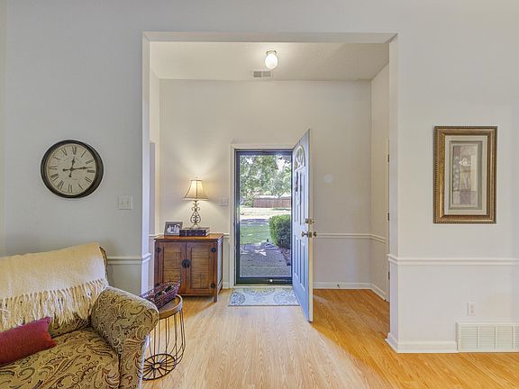 4th image of 7421 Wendy St