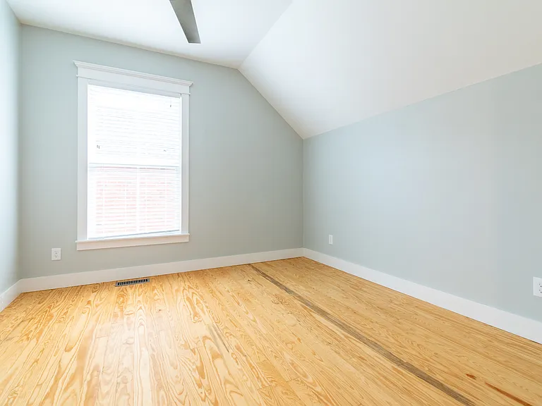127 E South St — Photo 12
