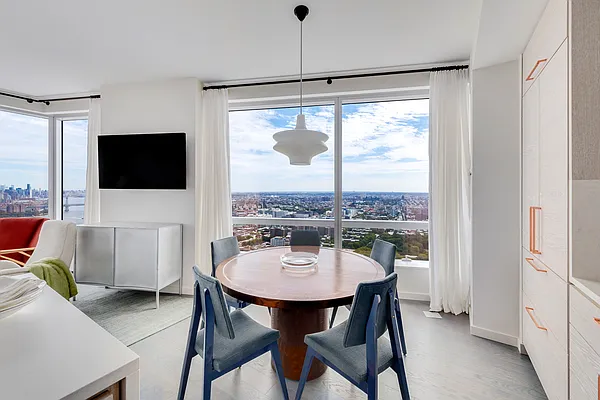 Rented by Extell Marketing Group LLC | media 27