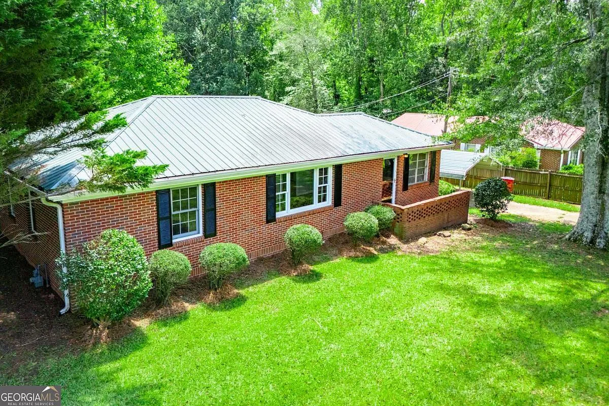 3 bed, 1600 sqft, $1,650 — Photo 1