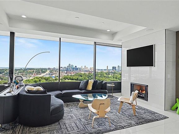 4th image of 700 W 31st St Suite 702