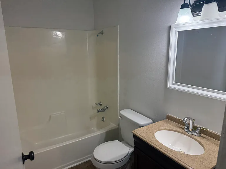 125 Hollywood Ave #C — Photo 9