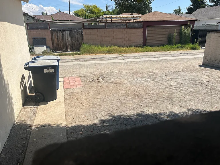 492 N Hollywood Way — Photo 10