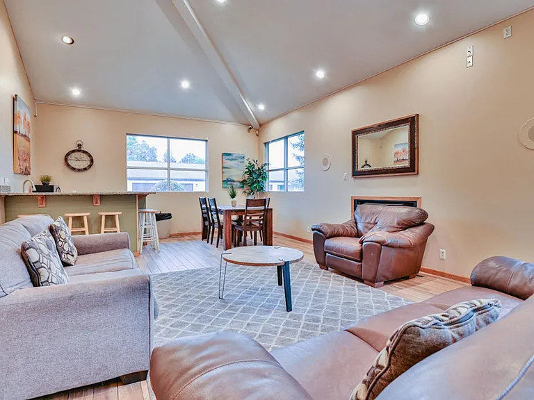 The Groves Apartments — Photo 9