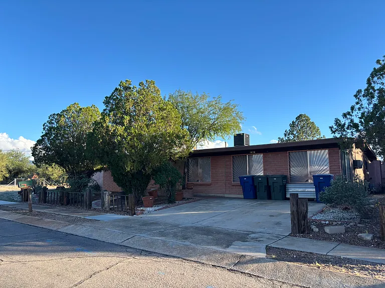 E 2nd Pl — Photo 8