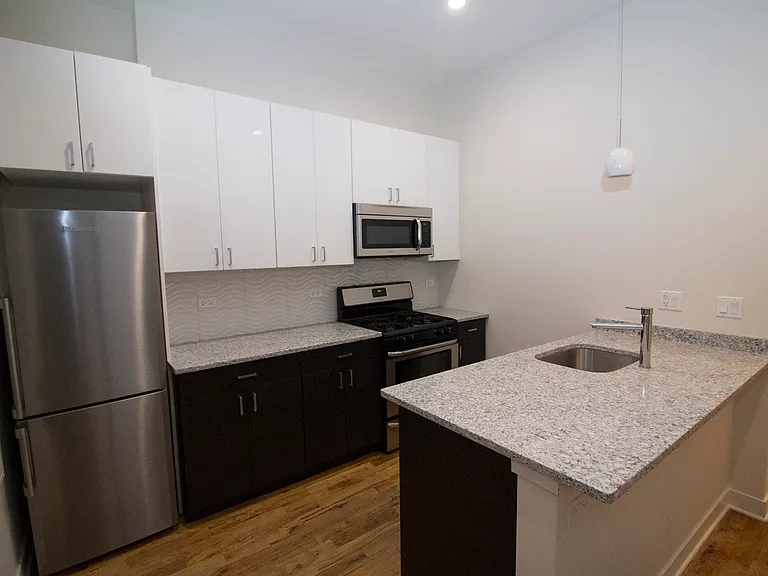 751-53 W Buckingham Pl — Photo 9