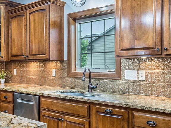 4th image of 8009 S Red Hill Cir