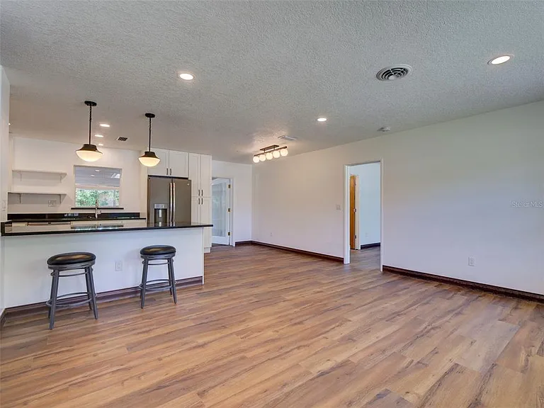 305 Sunset Dr — Photo 8