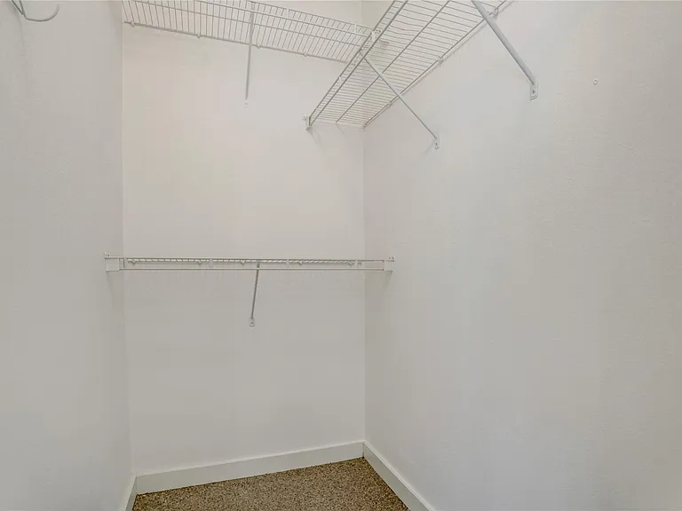 910 Ruthven St — Photo 16