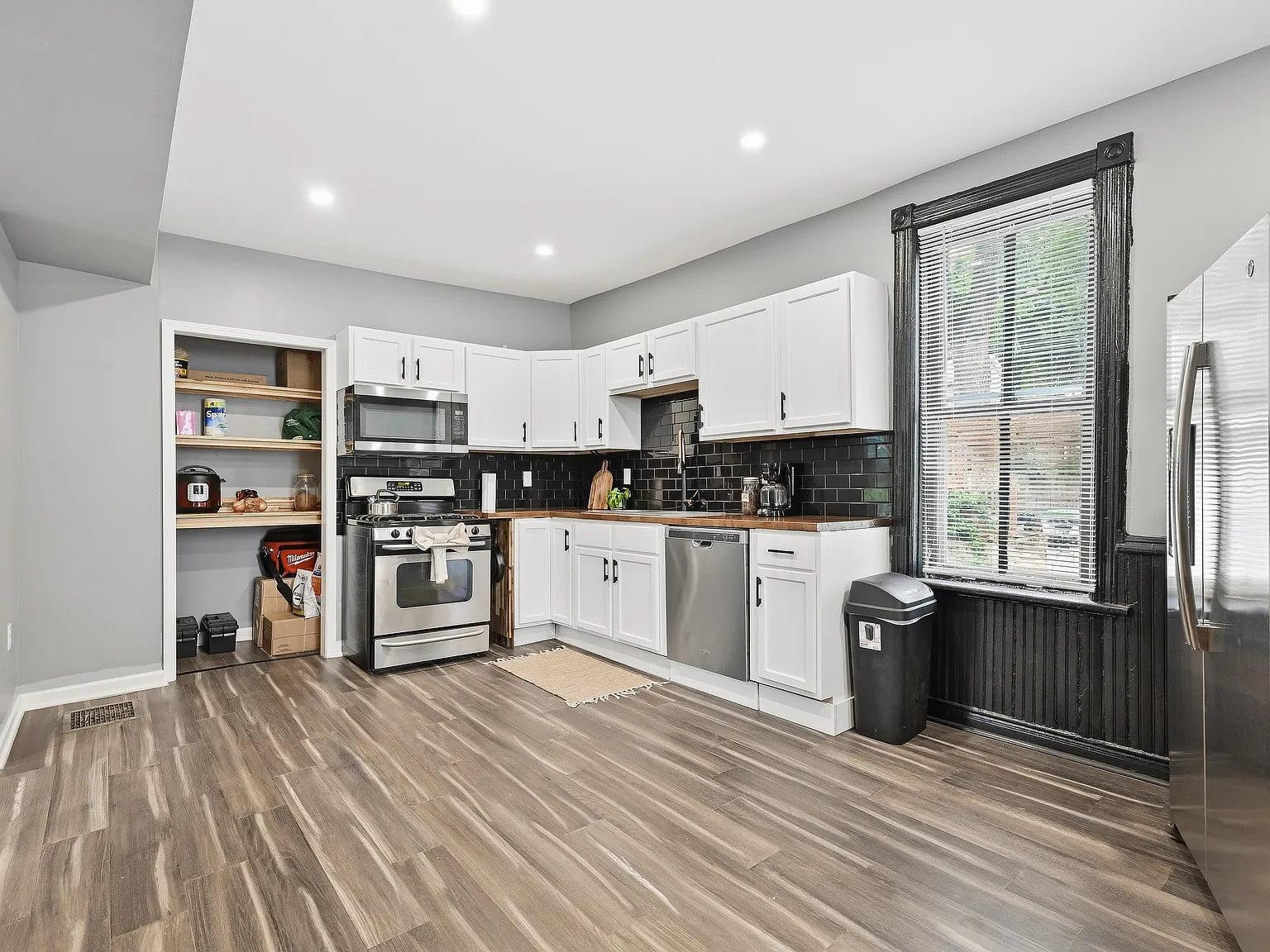 2 bed, 850 sqft, $1,350 — Photo 2