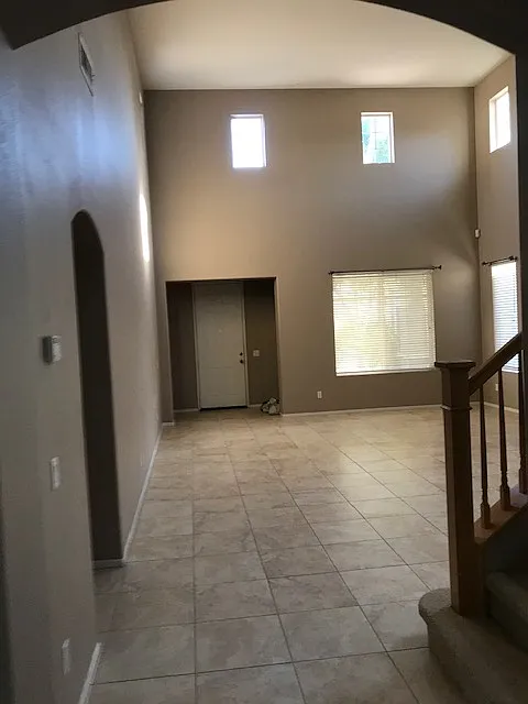 5 bed, 2746 sqft, $5,520 — Photo 4