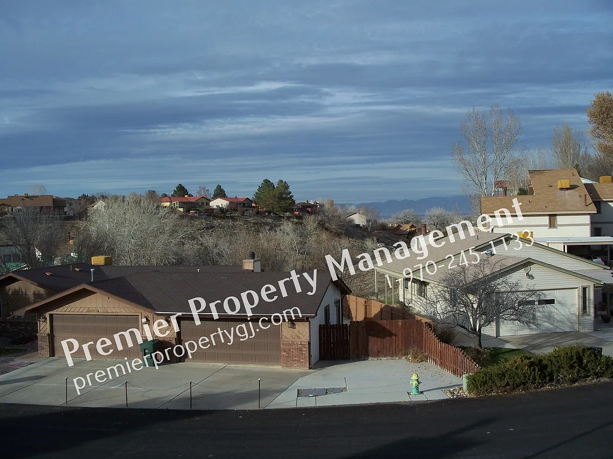 Building Photo - 2419 1/2 Hidden Valley Dr #B