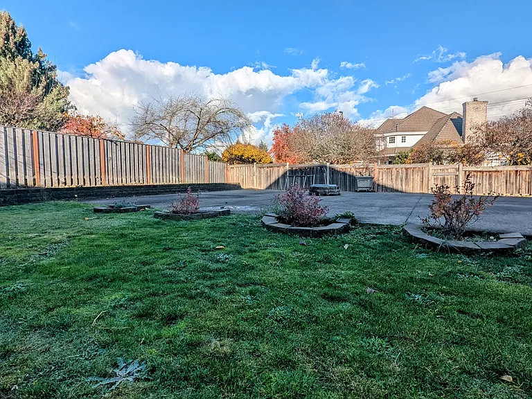 450 NW Pacific Grove Dr — Photo 16