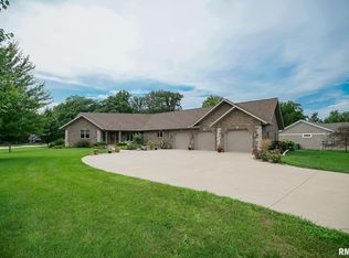 300 Oak Valley Dr, Goodfield, IL 61742