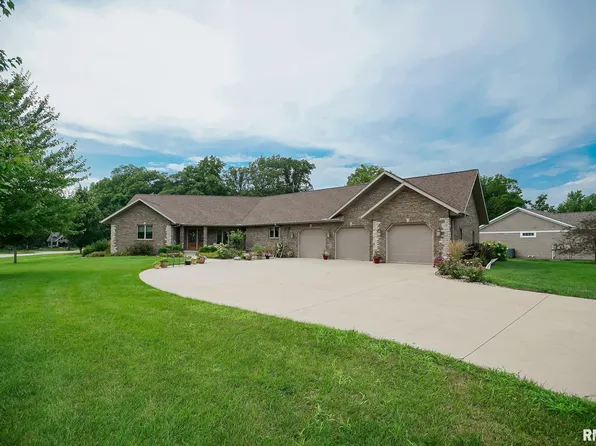 300 Oak Valley Dr, Goodfield, IL 61742