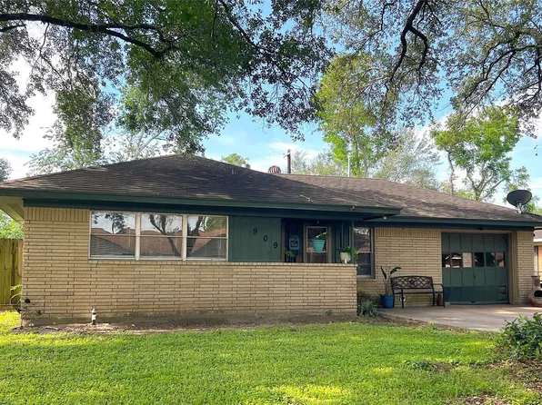 909 Peach St, El Campo, TX 77437