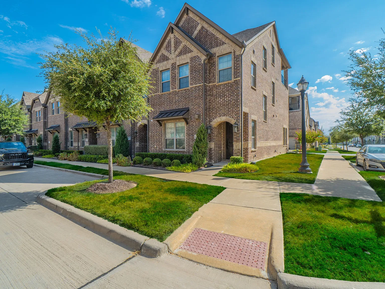 3 bed, 3.5 bath, 1944 sqft, $3,000 — Photo 1