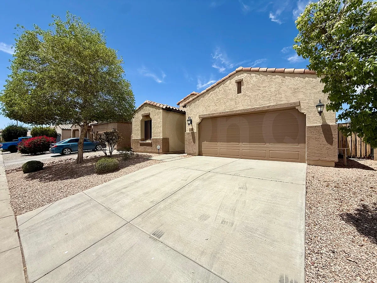 3 bed, 2.0 bath, 1889 sqft, $1,895 — Photo 3