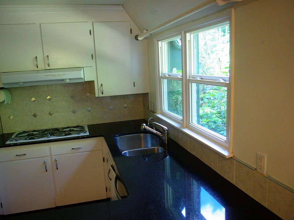 Gas Range -Granite counters